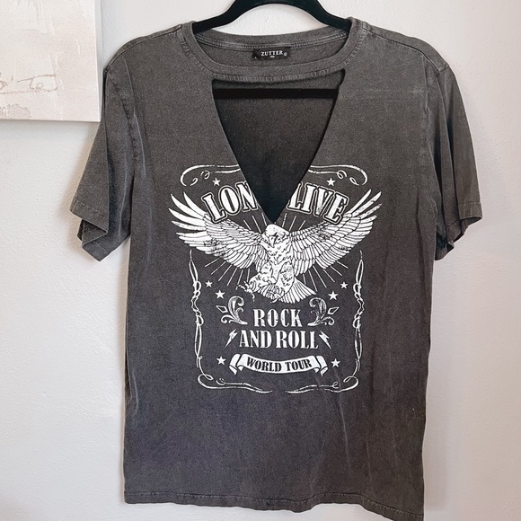 Upcycled V cut graphic tee - Picture 2 of 4